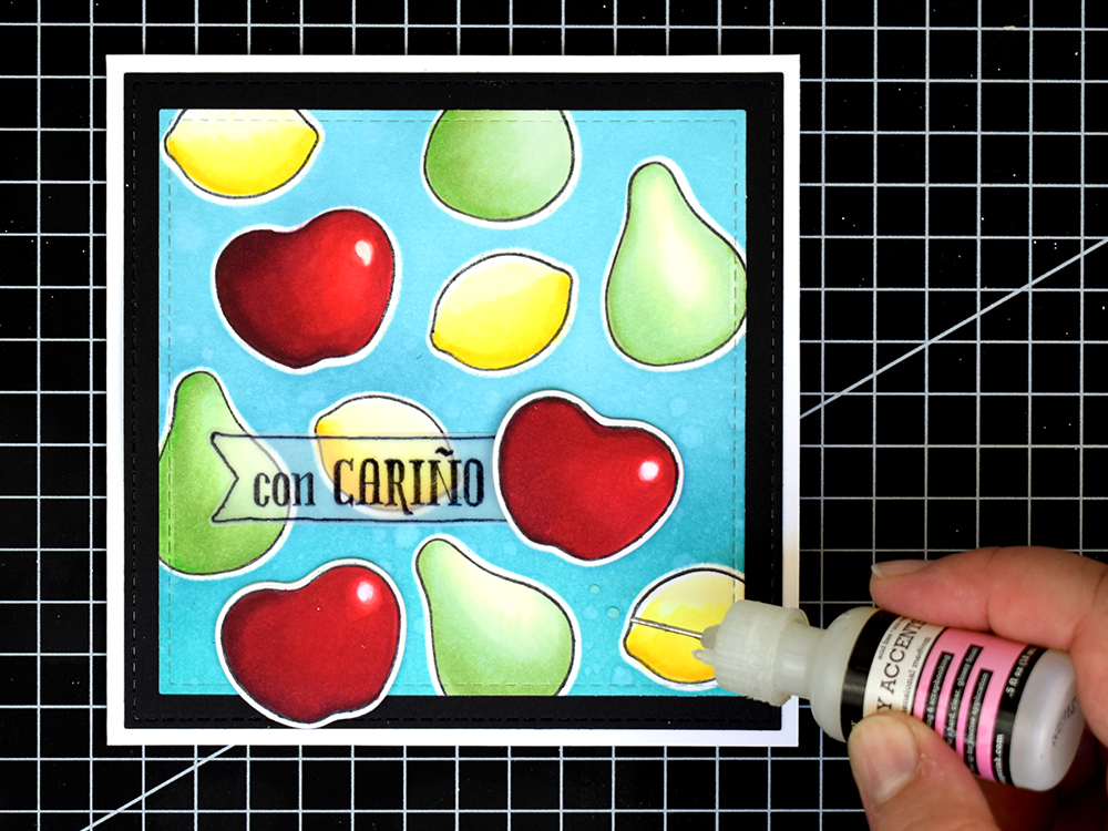 Aplicando Glossy Accents en una colorida tarjeta.